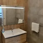 Walter's بيت شباب Gzira