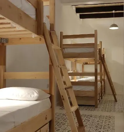 Walter's Hostel *